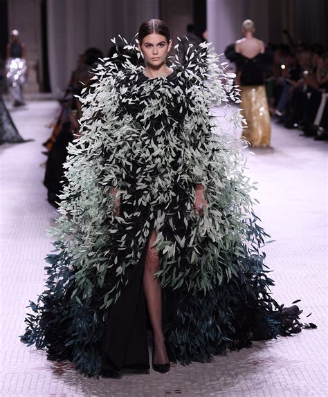 sfilata givenchy pe 2019|Givenchy FW19 Haute Couture show .